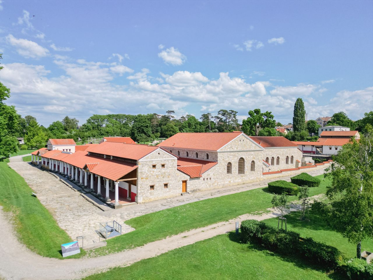Luftaufnahme der Römerstadt Carnuntum